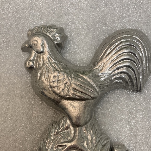 NWOT - Cast Iron Style Silver Tone Rooster Door Knocker Built-In Striking Plate - Picture 3 of 8